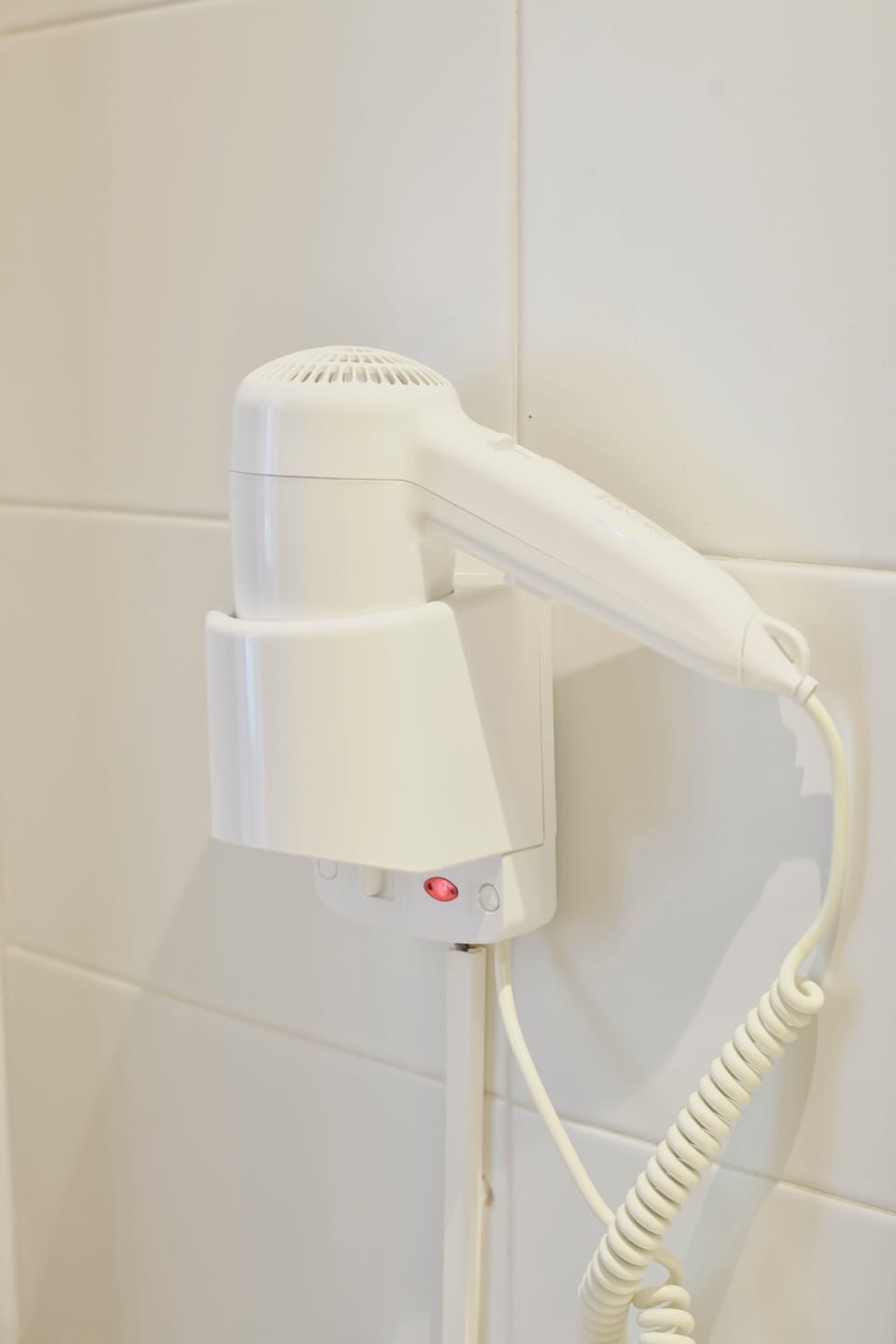 Combined shower/tub, hair dryer, towels
