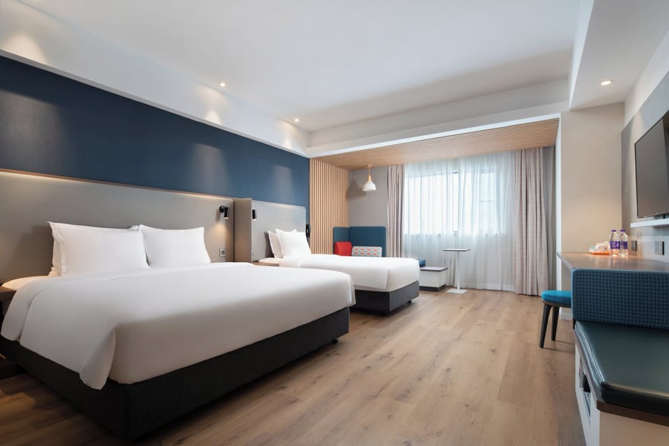 Standard Room | Minibar, in-room safe, desk, blackout drapes