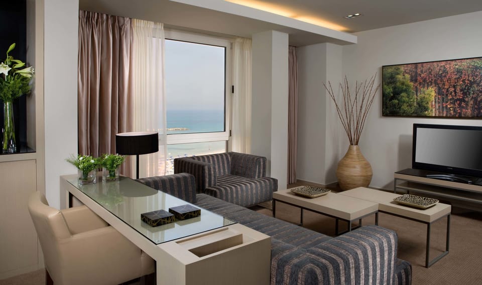 Executive Suite, 1 King Bed | Minibar, in-room safe, desk, soundproofing