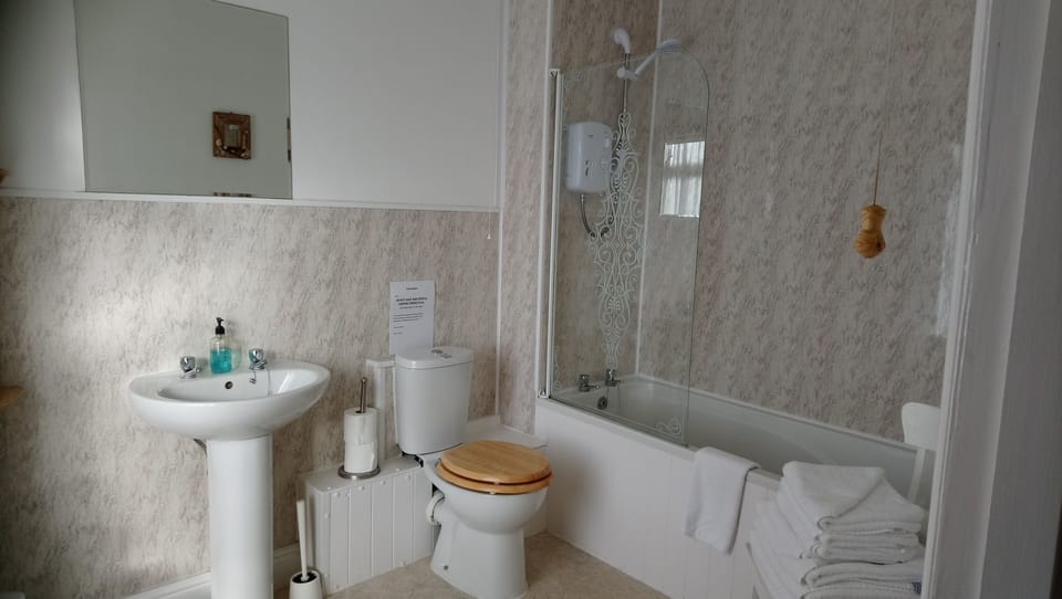 Family Quadruple Room, Multiple Beds, Non Smoking | Bathroom | Hair dryer, towels