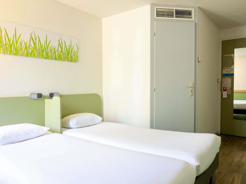 Twin Room, 2 Twin Beds | Premium bedding, desk, laptop workspace, blackout drapes
