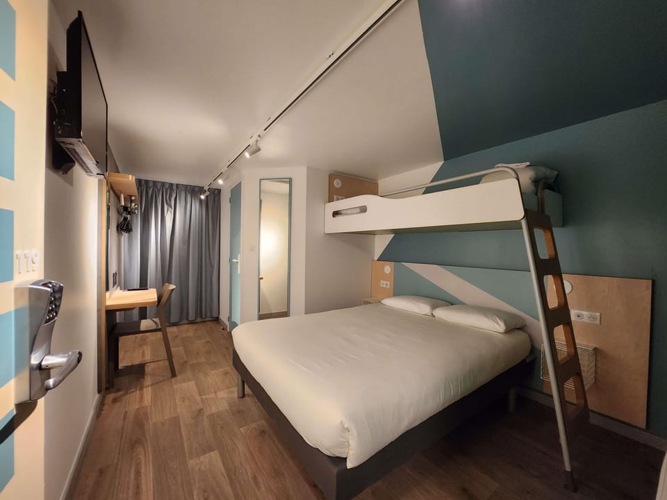 Standard Room (Reboost) | Blackout drapes, free cribs/infant beds, free WiFi, bed sheets