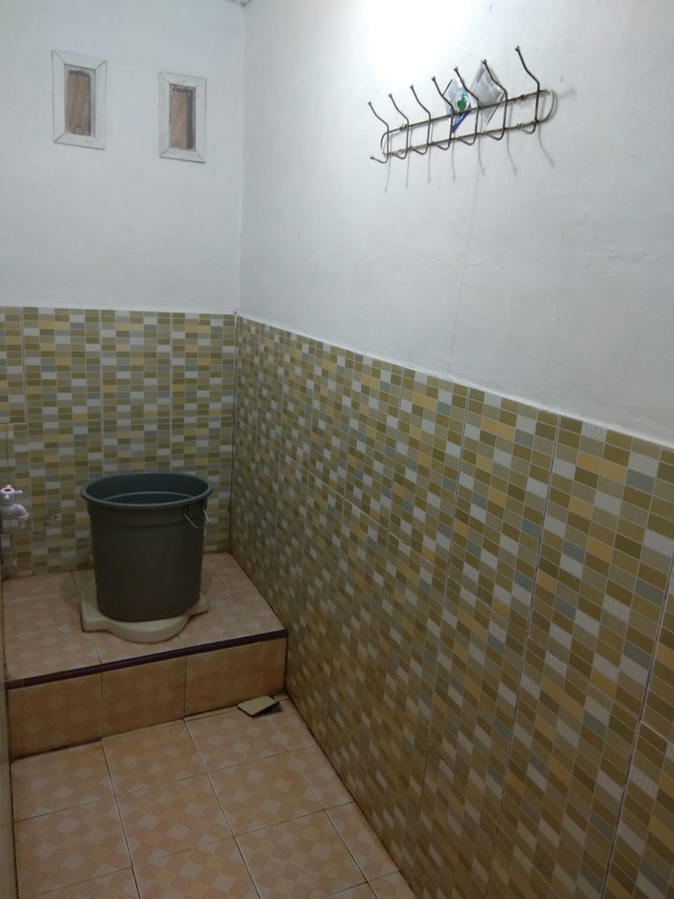 Economy Double Room | Bathroom | Shower, free toiletries, towels