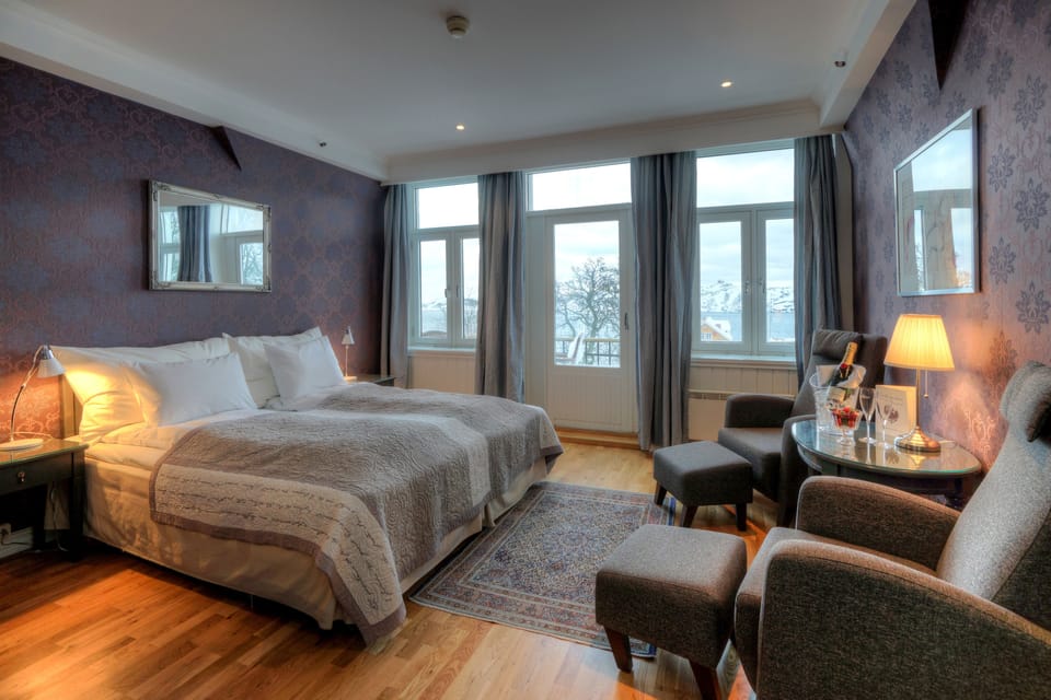 Egyptian cotton sheets, premium bedding, pillowtop beds, minibar