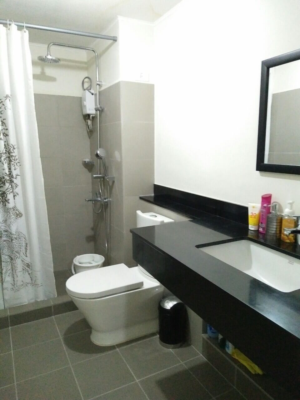 Shower, free toiletries, towels, shampoo