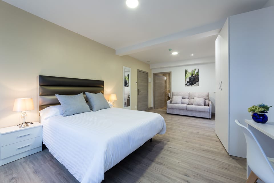 Family Room, Bathtub (101) | Premium bedding, memory foam beds, in-room safe, desk