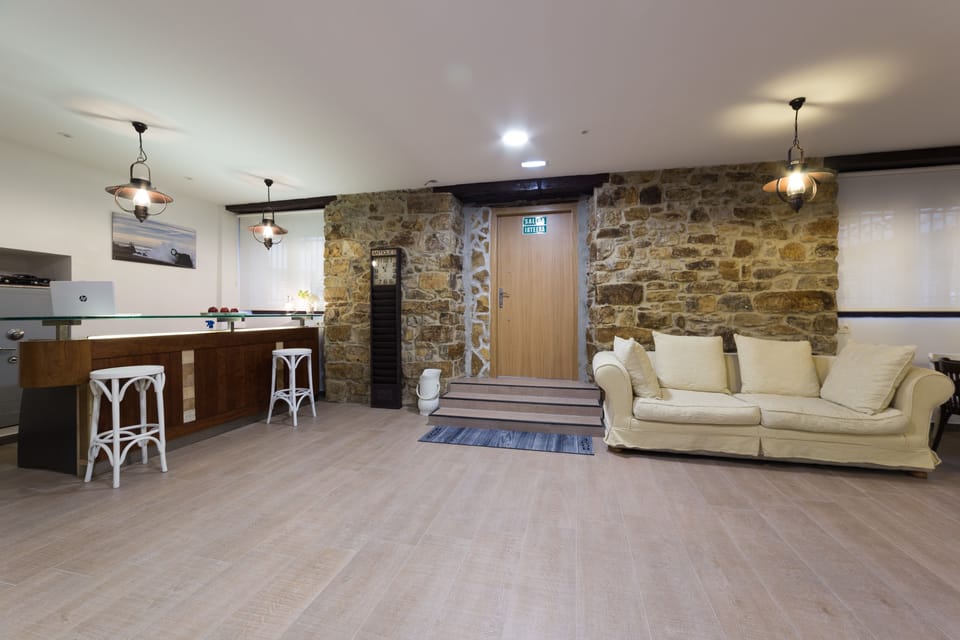 Single Room (205) | Living area | Flat-screen TV