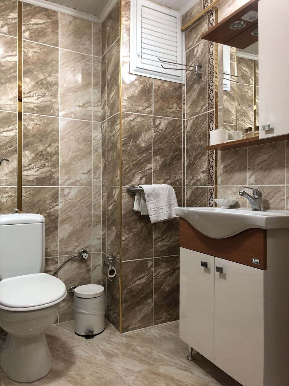 Separate tub and shower, rainfall showerhead, free toiletries