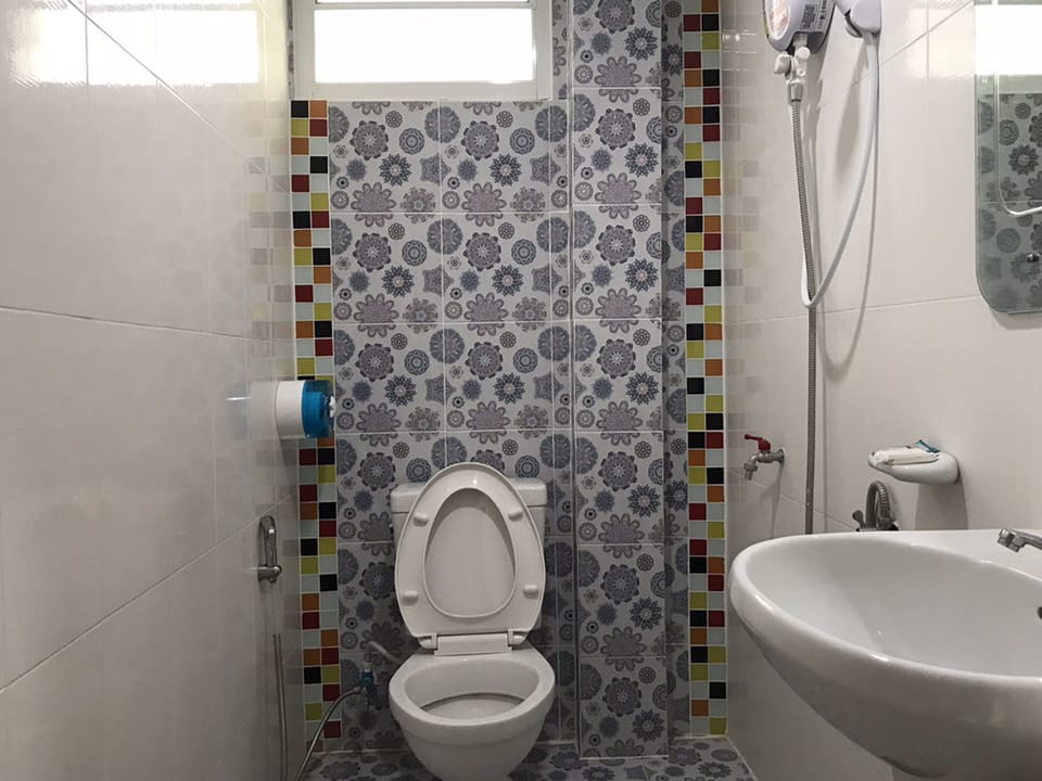 Shower, free toiletries, bidet, towels