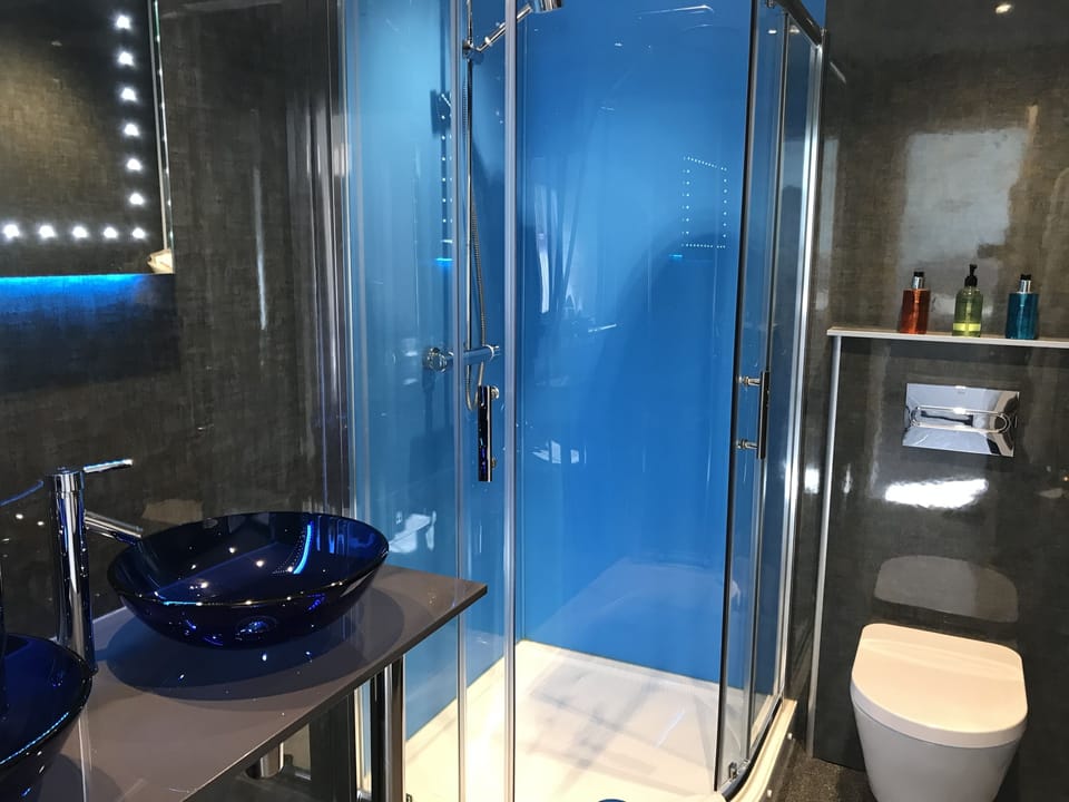 Large Double Room | Bathroom | Shower, free toiletries, hair dryer, towels