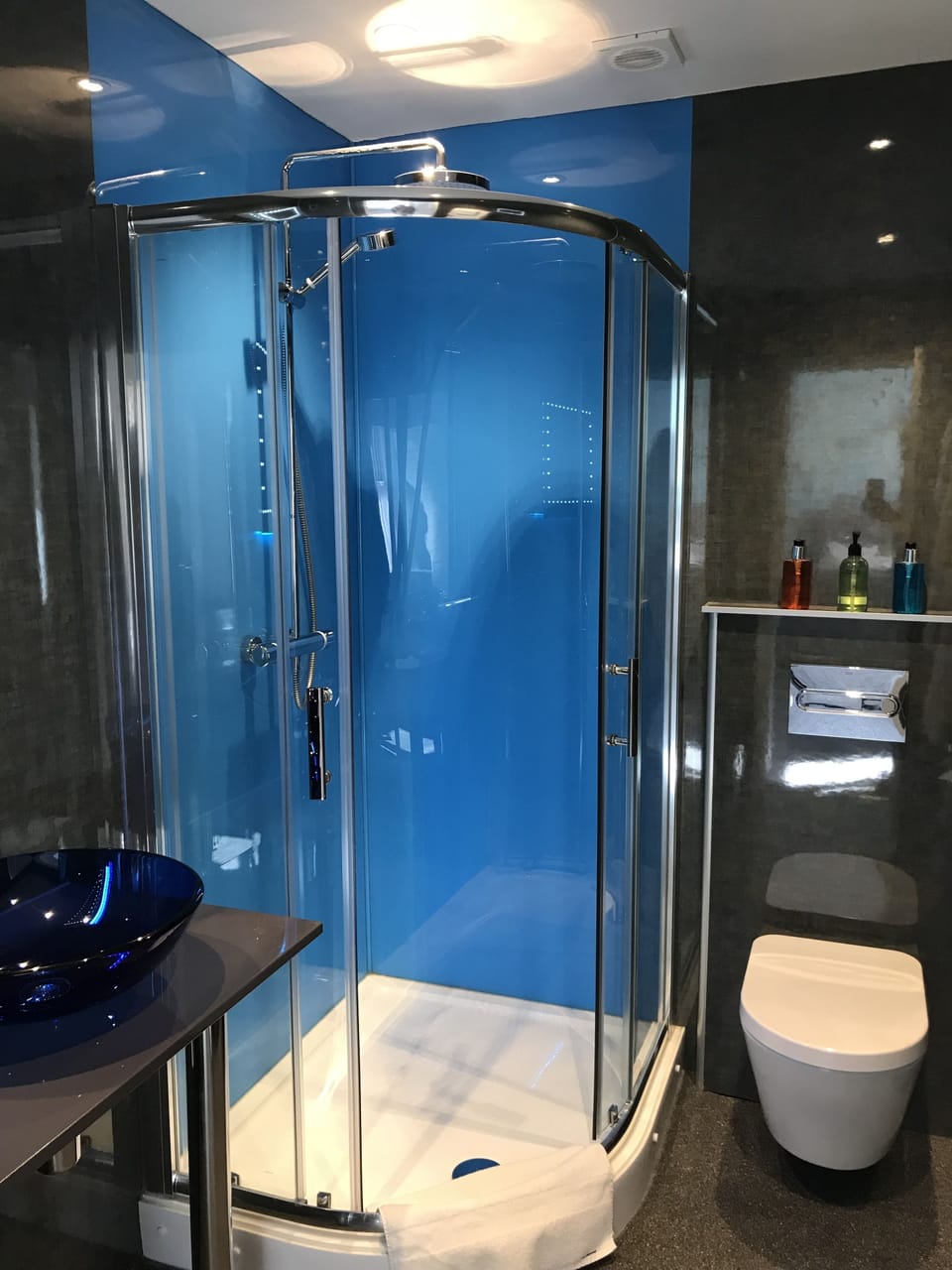 Large Double Room | Bathroom | Shower, free toiletries, hair dryer, towels