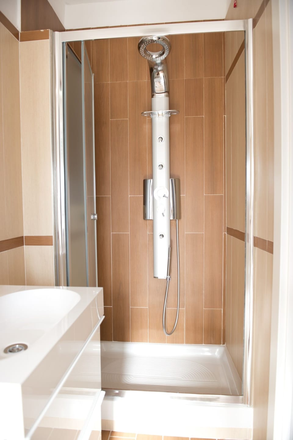 Comfort Studio Suite | Bathroom | Shower, free toiletries, hair dryer, bidet