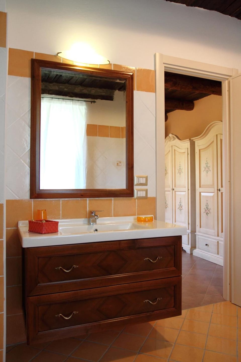 Shower, free toiletries, hair dryer, bidet