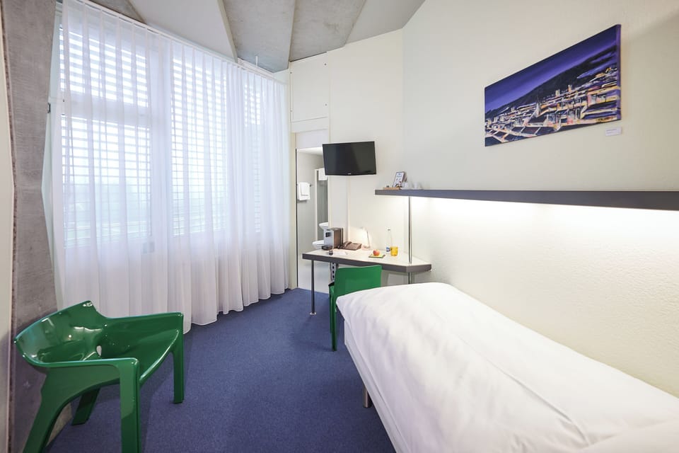 Single Room | In-room safe, desk, free WiFi, bed sheets