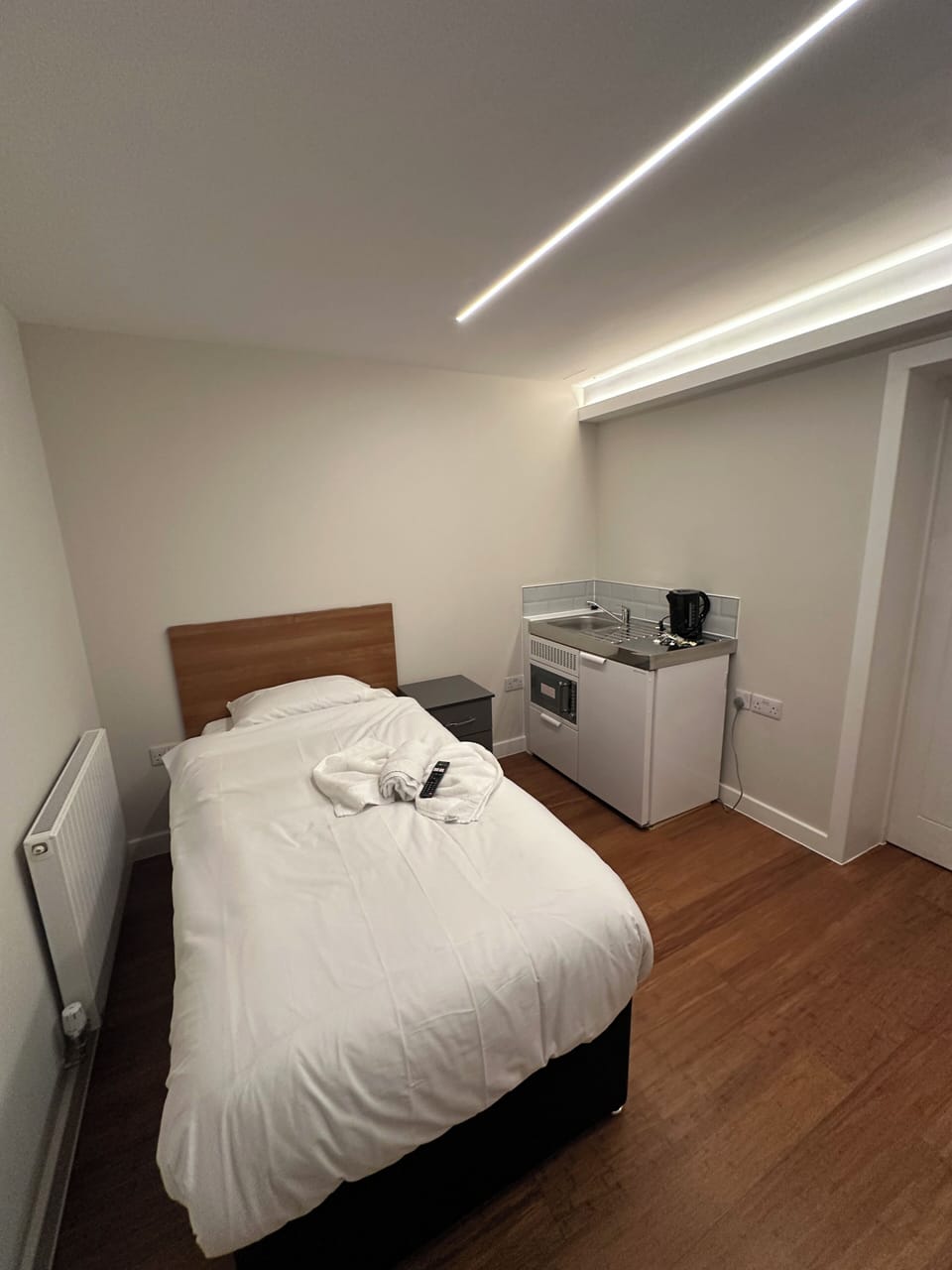 Single Room | Laptop workspace, iron/ironing board, free WiFi, bed sheets