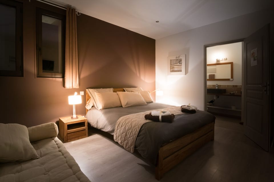 Signature Double Room, Ensuite | Free WiFi
