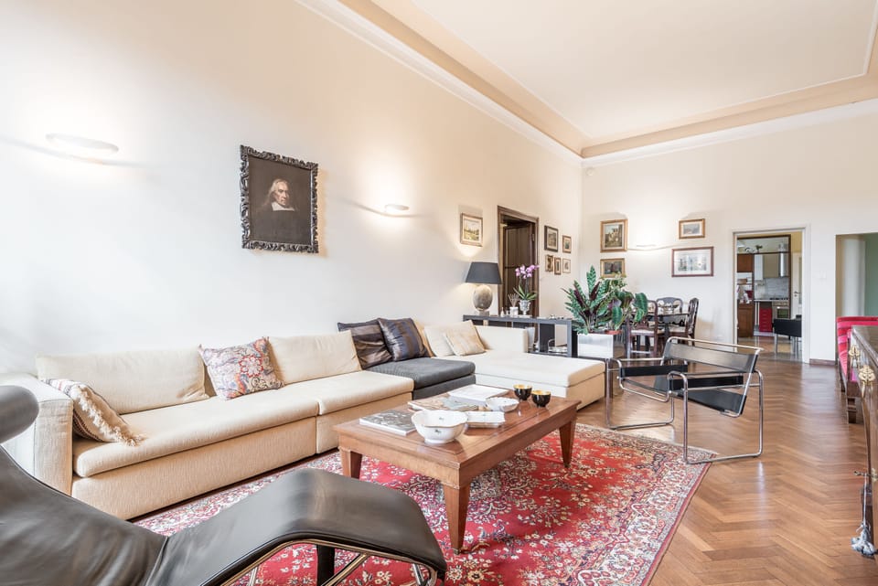 Comfort Condo, 4 Bedrooms | Living room | Flat-screen TV