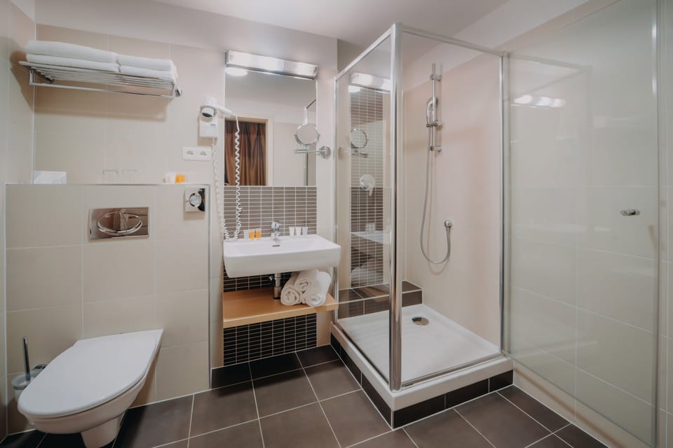Combined shower/tub, designer toiletries, hair dryer, towels