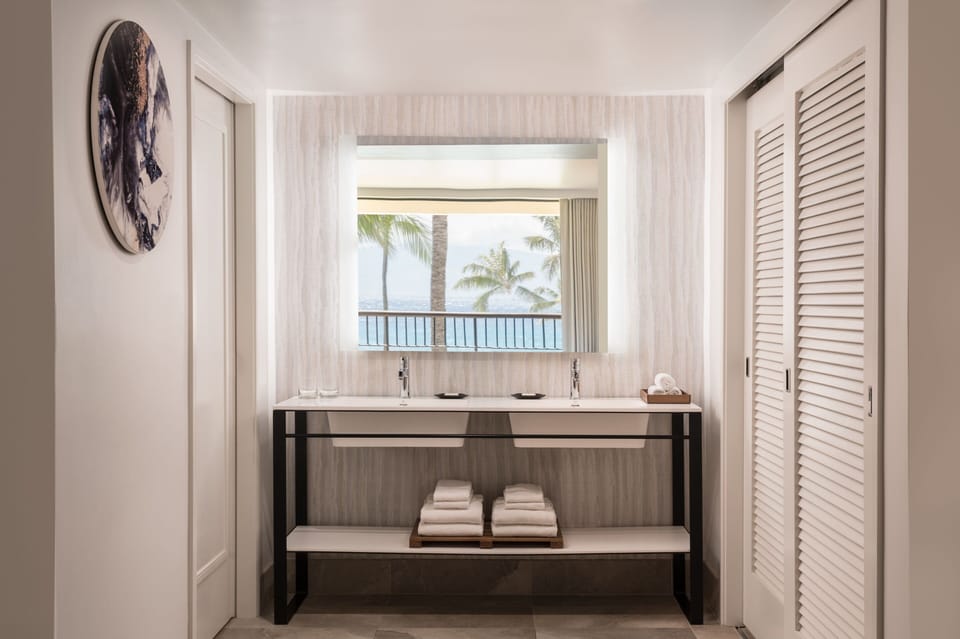 1 Bedroom Suite Ocean View 1 King or 2 Double | Bathroom | Combined shower/tub, free toiletries, hair dryer, bathrobes