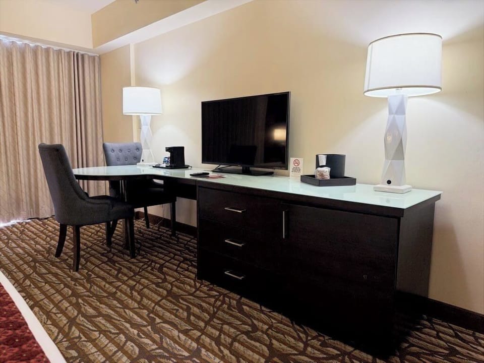 In-room safe, desk, iron/ironing board, bed sheets