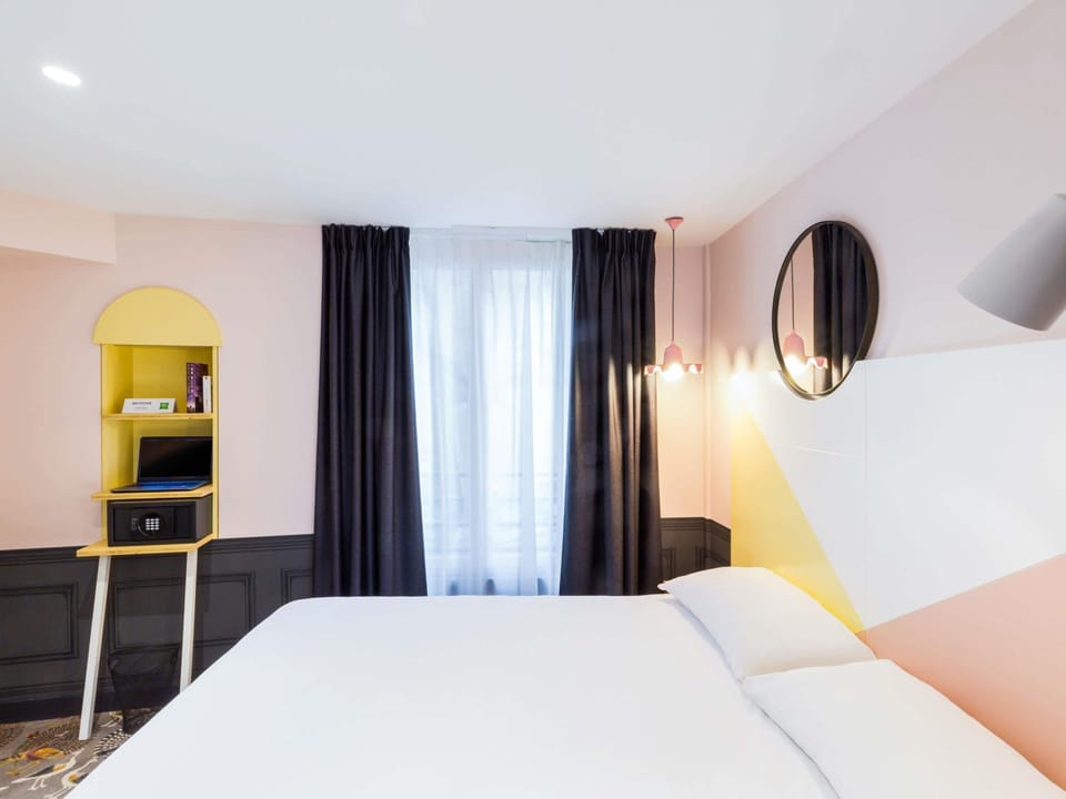 Premium bedding, in-room safe, desk, laptop workspace