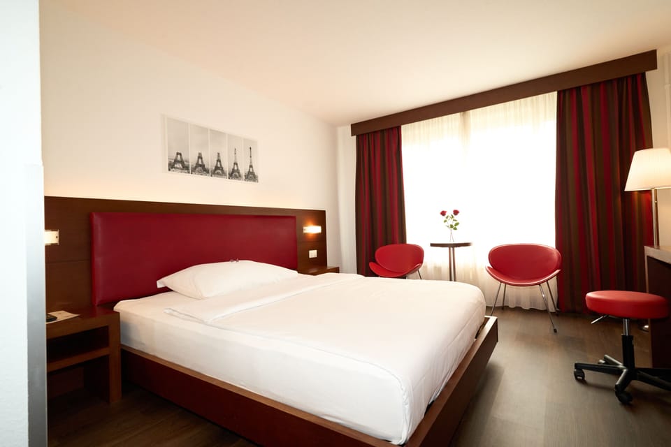 Standard Double Room, 1 Queen Bed | Premium bedding, down comforters, Select Comfort beds, minibar
