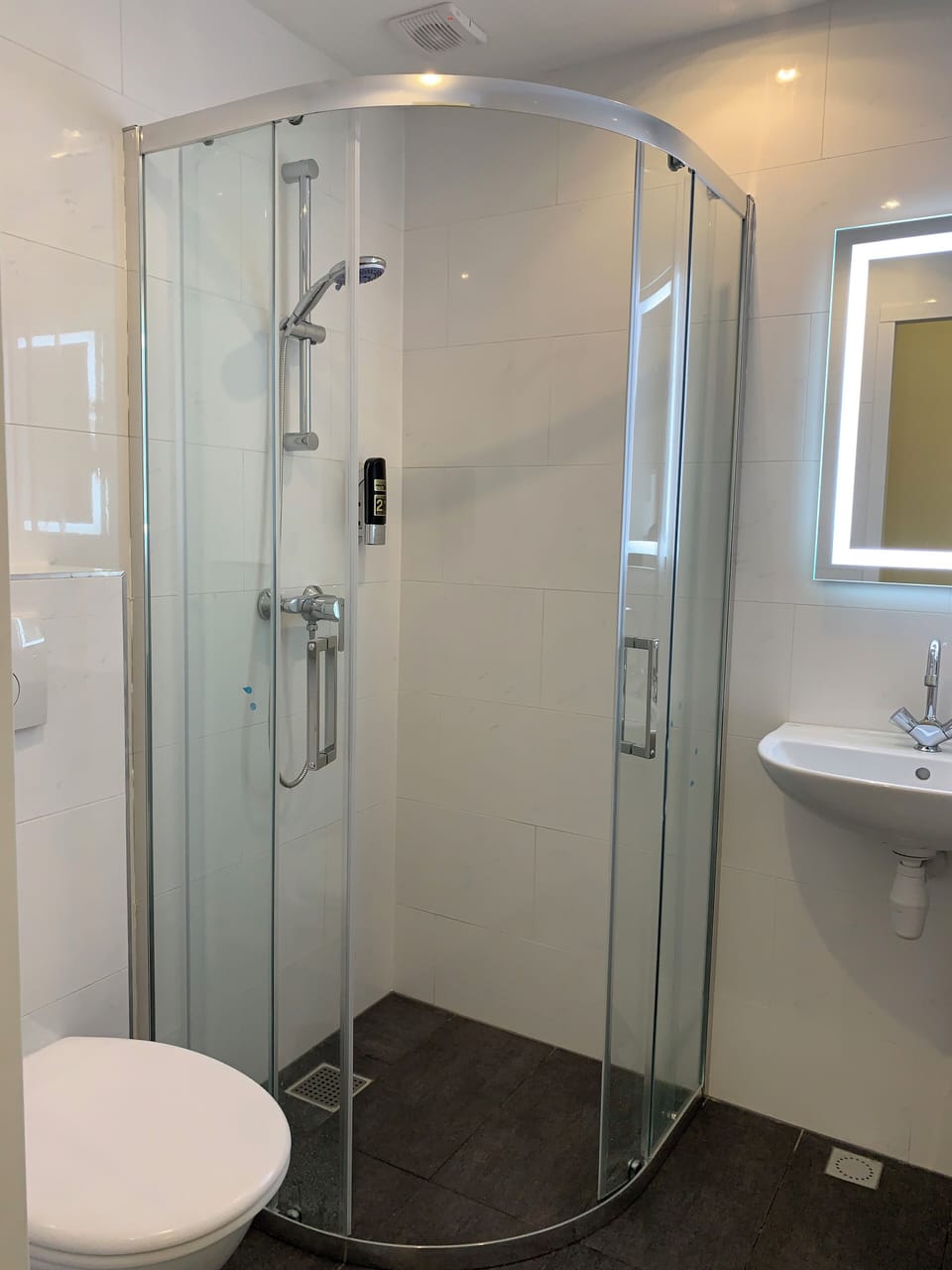 Quadruple Room, Private Bathroom | Bathroom | Shower, towels