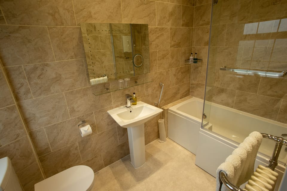 Superior Room | Bathroom | Free toiletries, hair dryer, towels