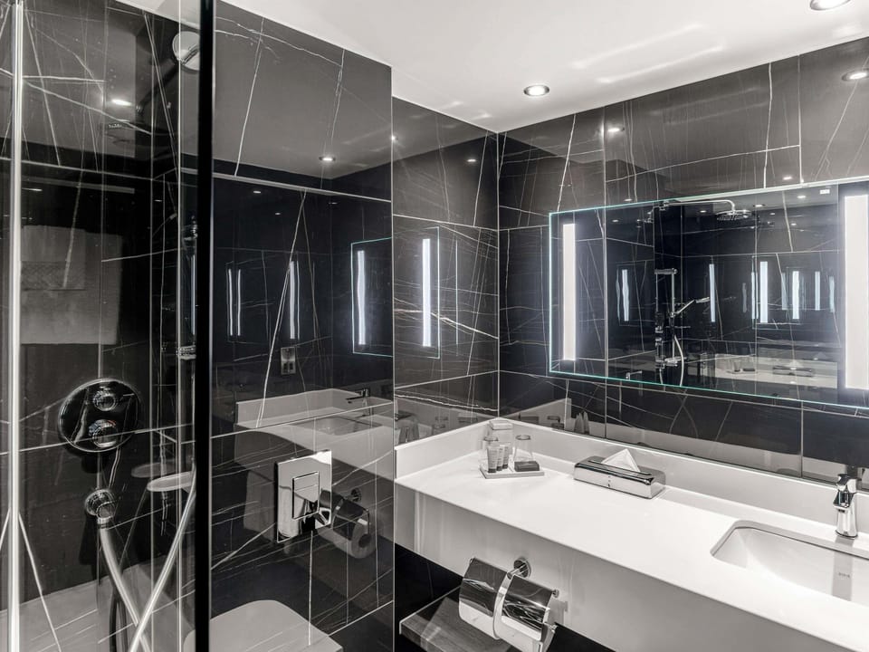 1 bedroom, Egyptian cotton sheets, premium bedding, Select Comfort beds