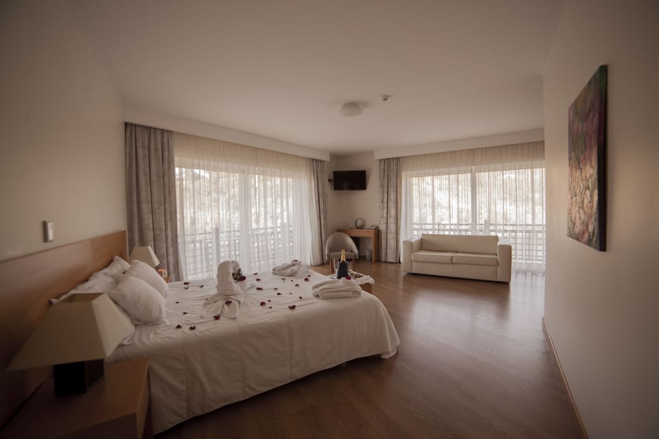 Panoramic Suite, River View | Minibar, desk, soundproofing, rollaway beds
