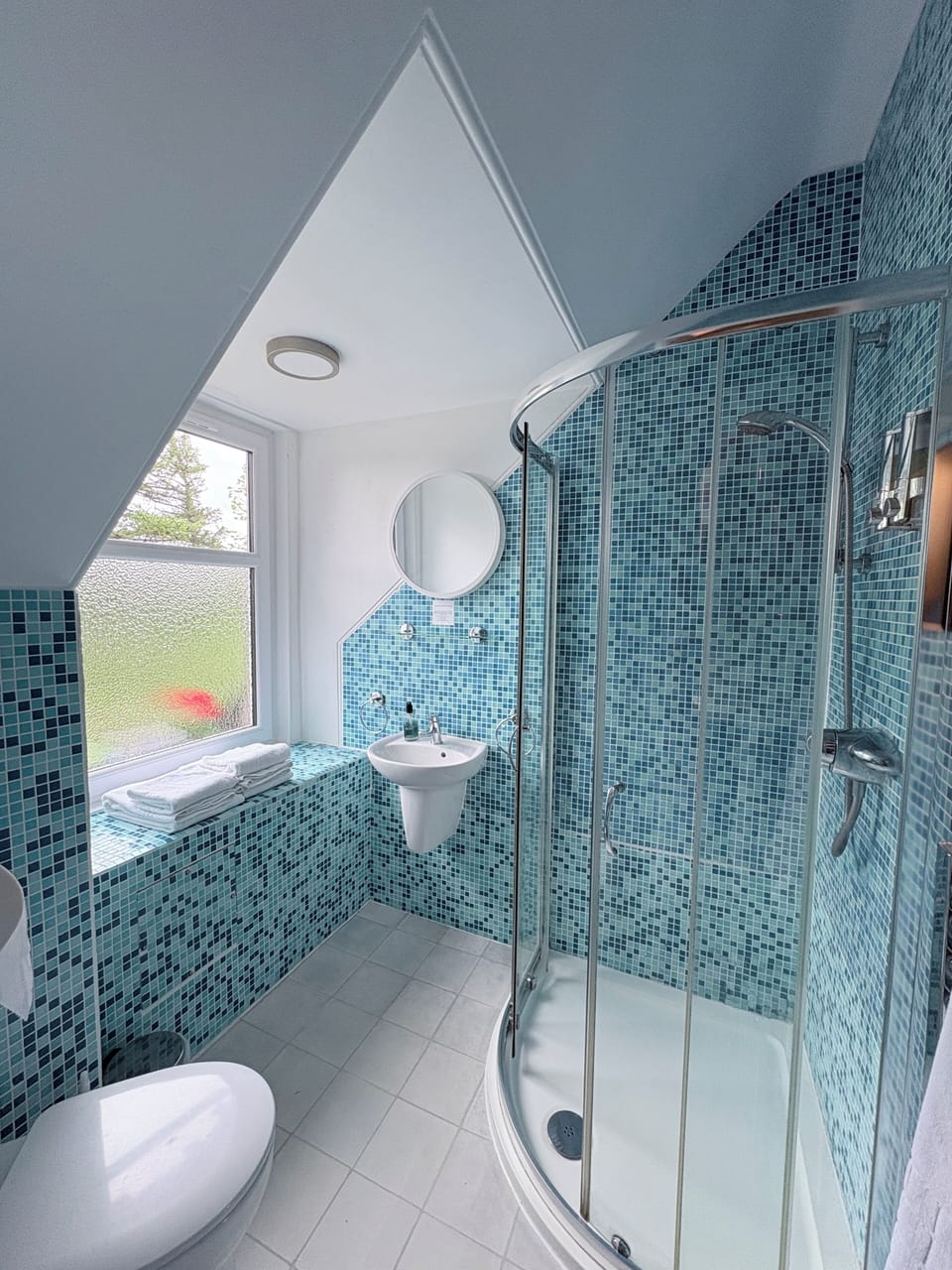 Superior Double Room | Bathroom | Free toiletries, hair dryer, towels, toilet paper