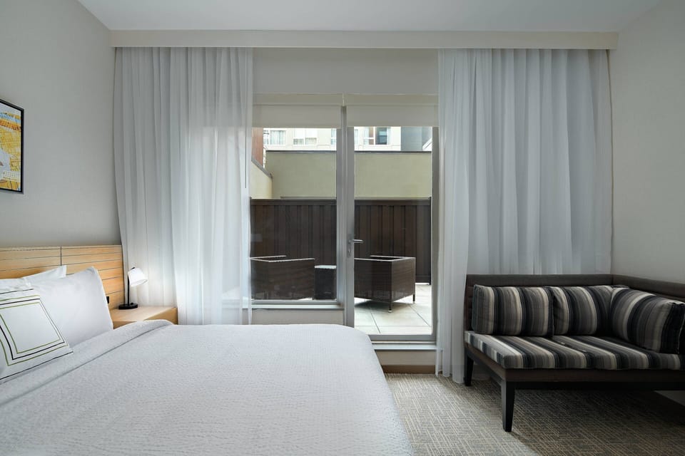 Studio, 1 King Bed, Courtyard View | Egyptian cotton sheets, premium bedding, down comforters