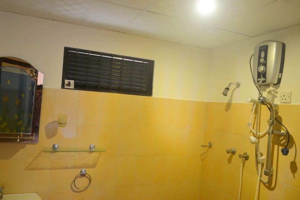 Shower, free toiletries, towels
