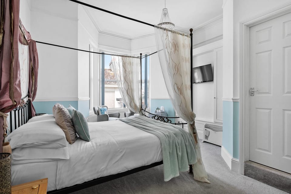 Superior Room (4 Poster) | Hypo-allergenic bedding, individually furnished, desk, laptop workspace