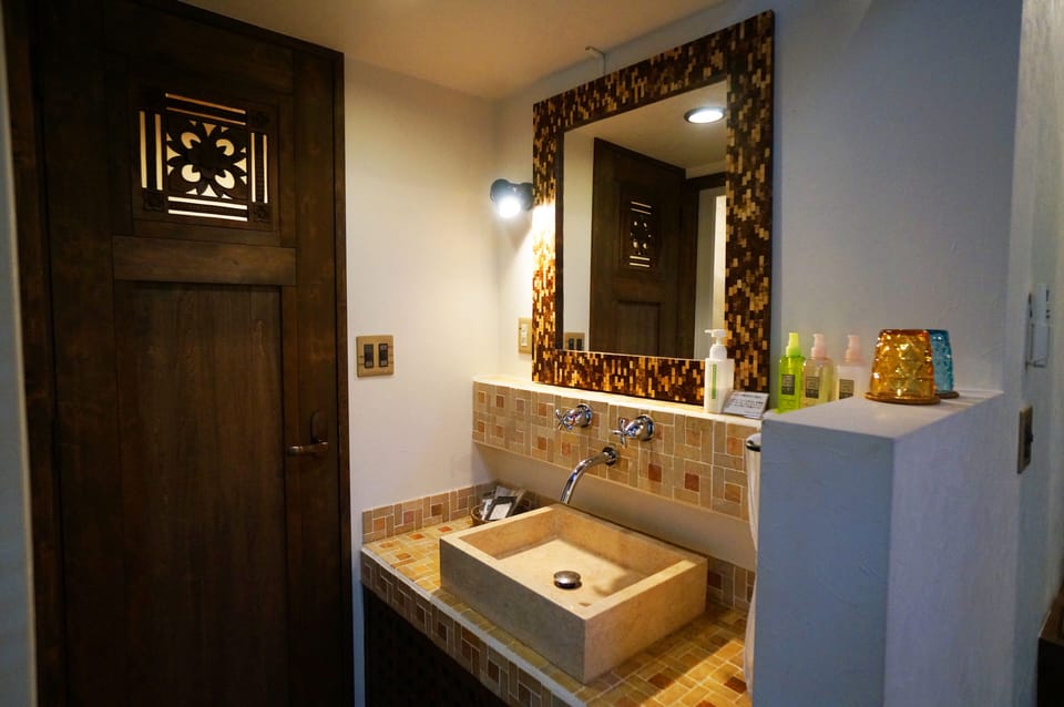 Combined shower/tub, free toiletries, hair dryer, slippers