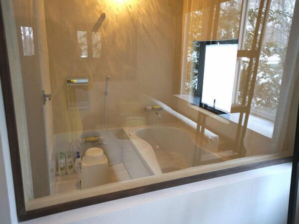 Superior Junior Suite Triple | Bathroom | Combined shower/tub, free toiletries, hair dryer, slippers