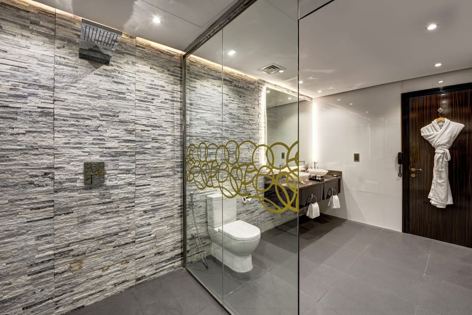 Penthouse 5 Bedroom Suite with 360 Panoramic view | Bathroom | Combined shower/tub, free toiletries, hair dryer, bathrobes