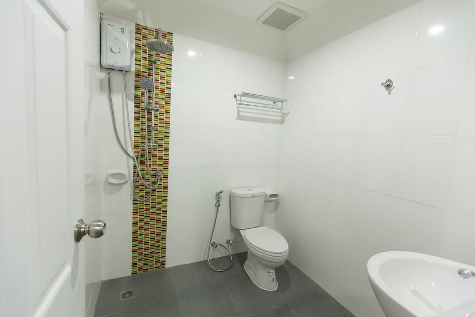 Deluxe Double Room | Bathroom | Shower, free toiletries, towels