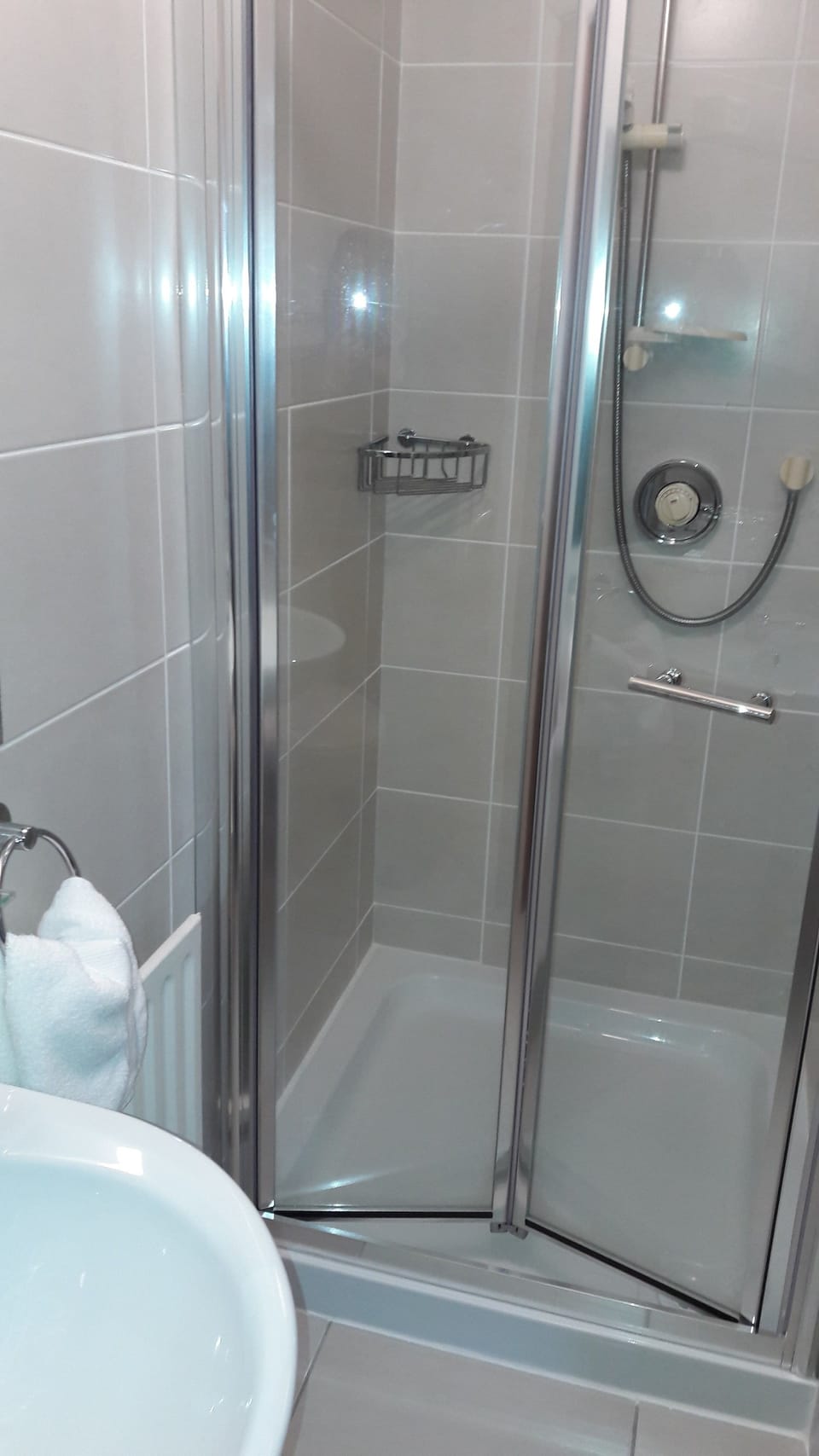 Triple Room | Bathroom | Shower, free toiletries, towels