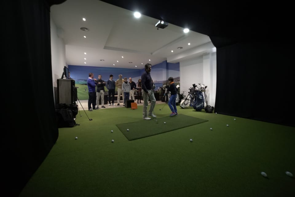 Indoor golf driving range