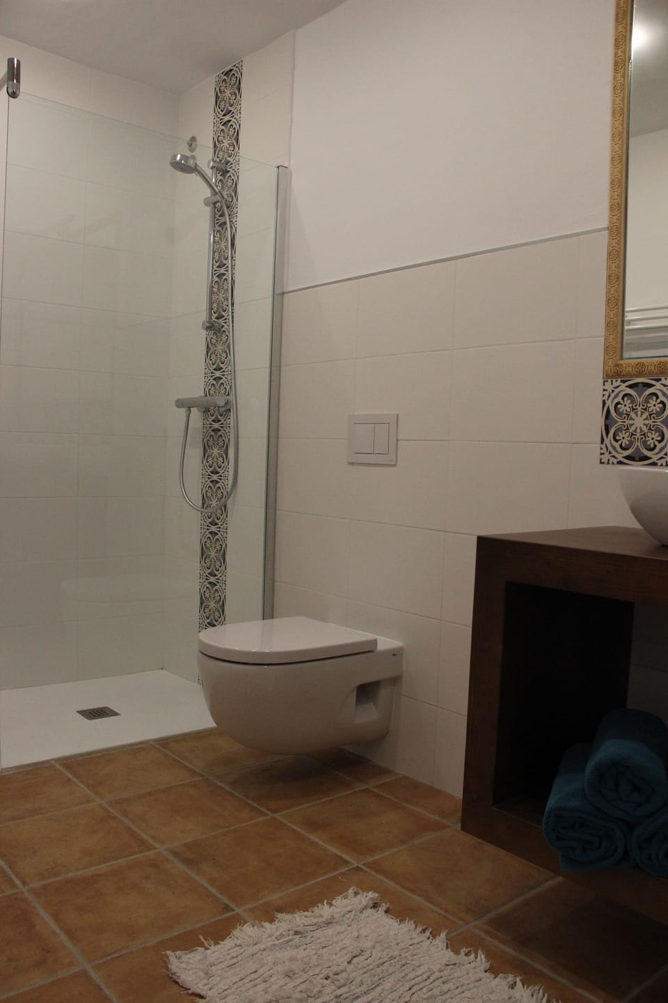 Deluxe Room, 1 Bedroom | Bathroom | Shower, free toiletries, hair dryer, towels