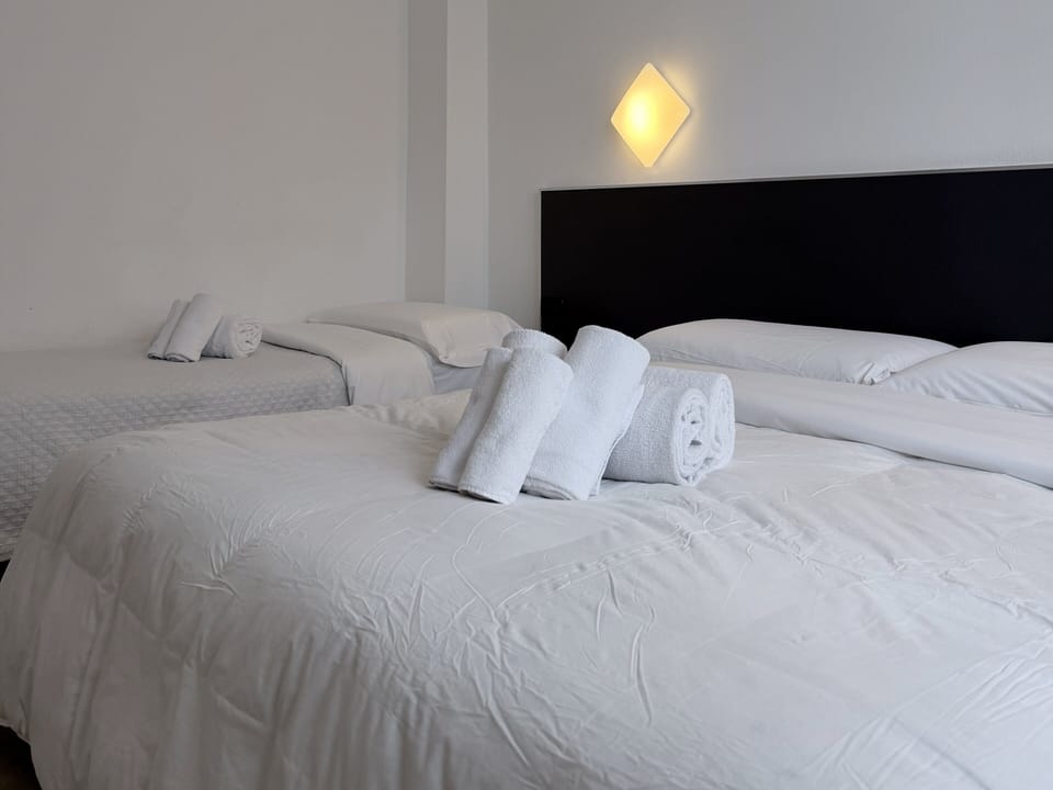 Family Triple Room, Ensuite | Desk, blackout drapes, free WiFi, bed sheets