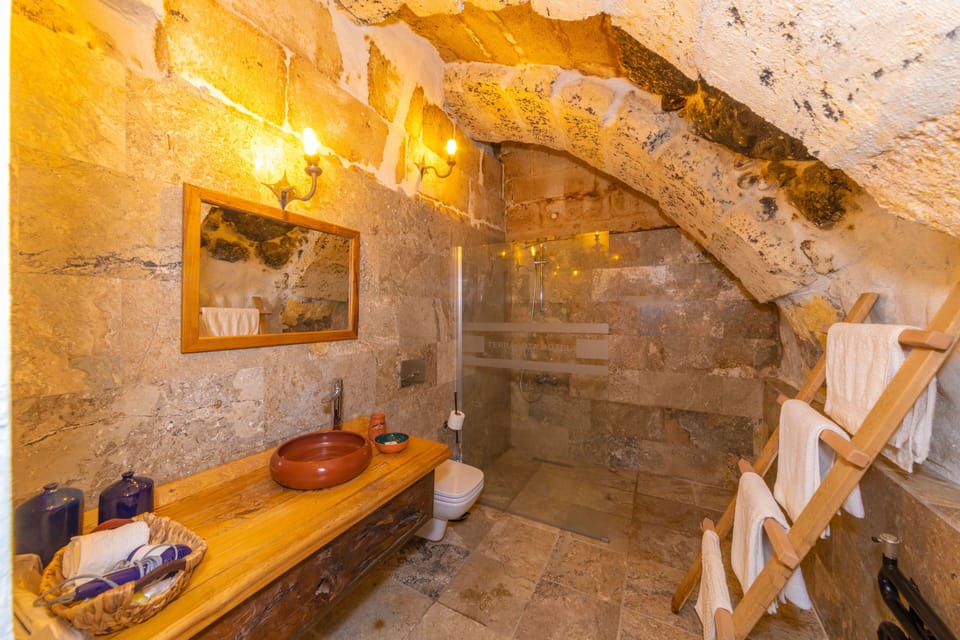 Deluxe Double Room, Courtyard View | Bathroom | Shower, free toiletries, hair dryer, slippers