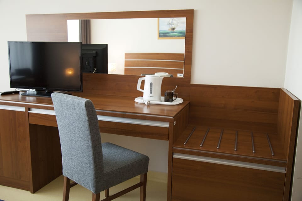 Comfort Double Room, Sea View | Desk, bed sheets