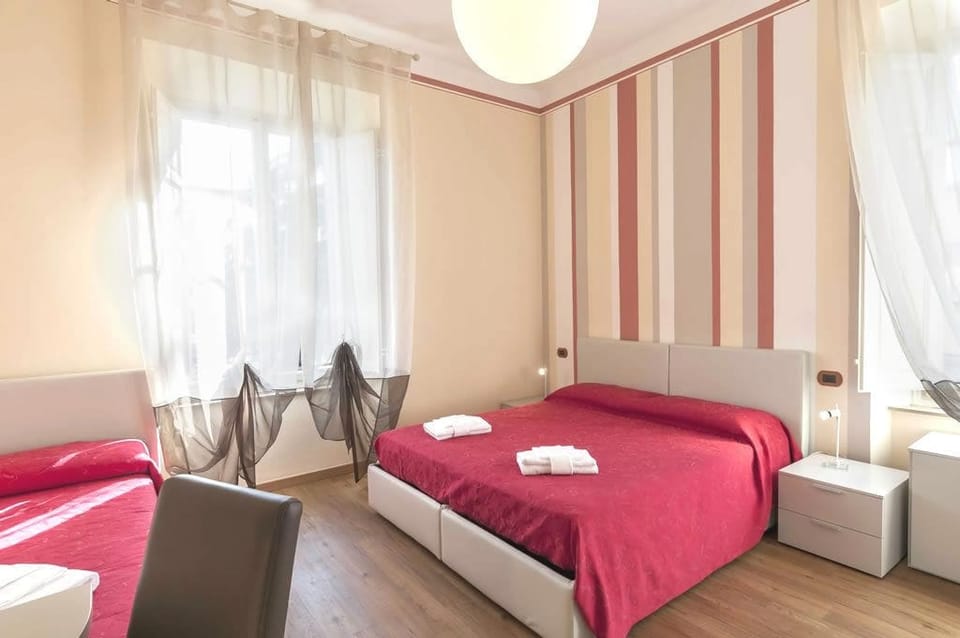 Camera King Superior | Desk, soundproofing, cribs/infant beds, rollaway beds