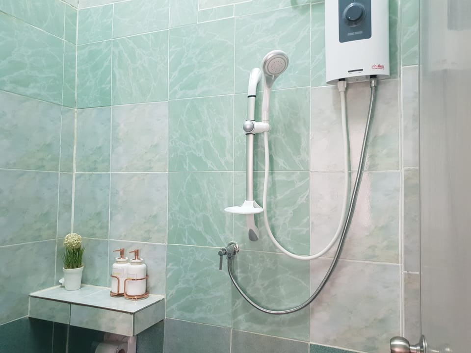 Shower, free toiletries, towels