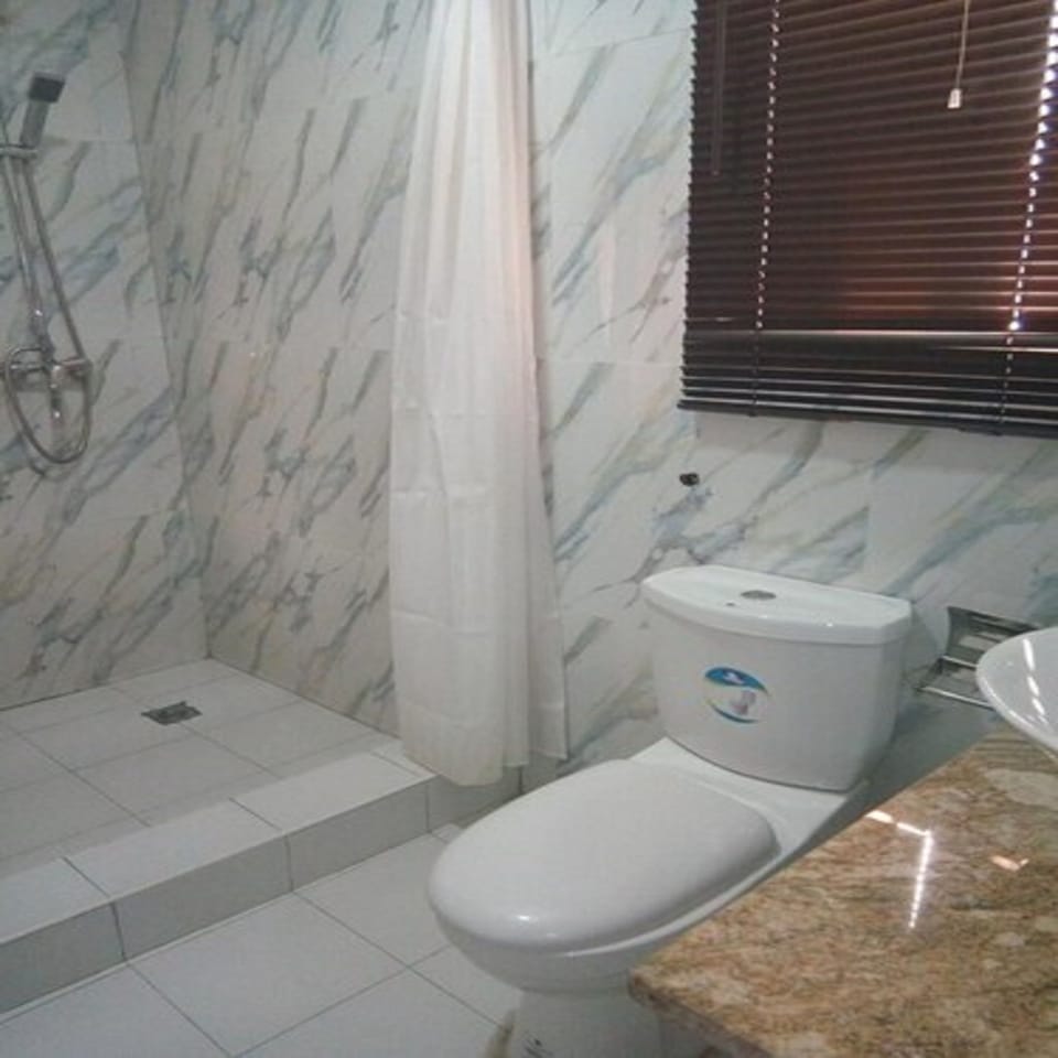 Shower, rainfall showerhead, free toiletries, towels