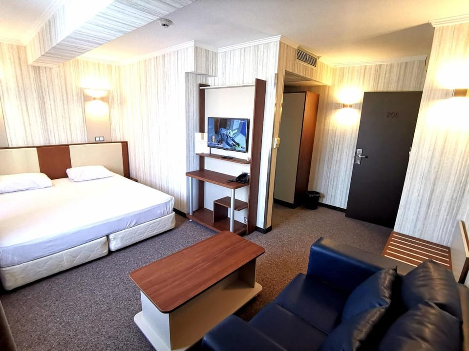 Blackout drapes, soundproofing, free WiFi, bed sheets