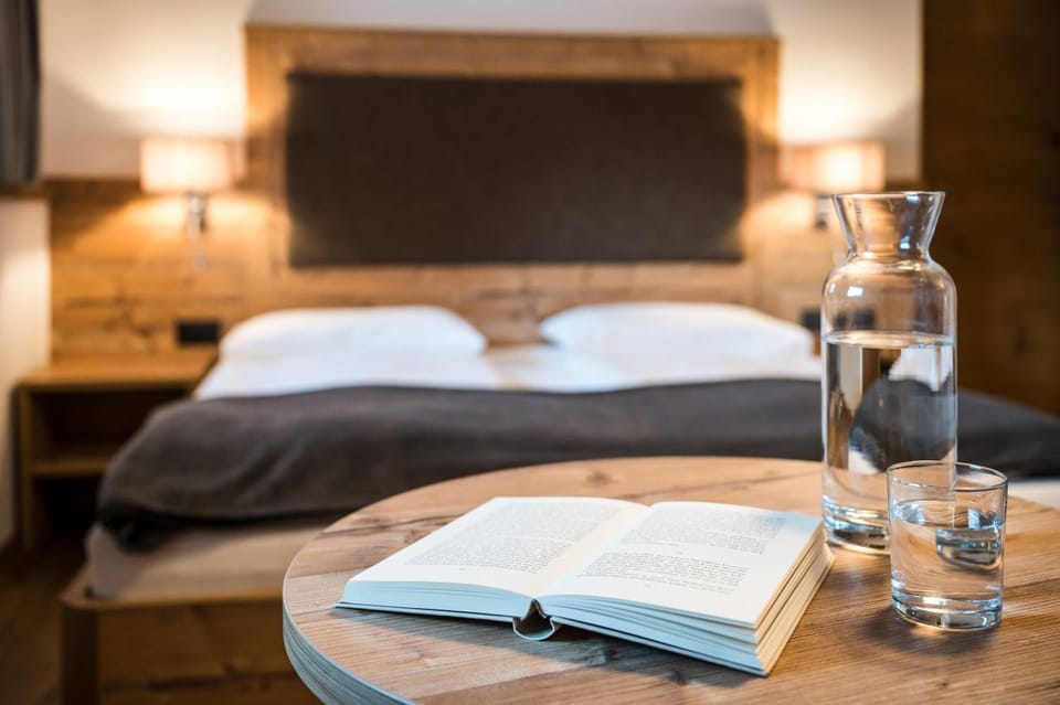 Hypo-allergenic bedding, in-room safe, desk, free WiFi