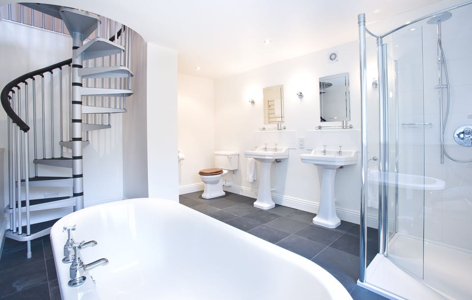 Ultimate Comfy (Room 12)  | Bathroom | Free toiletries, hair dryer, bathrobes, towels